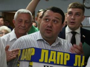 Депутат Саратовской областной думы Станислав (в центре; фото со странице Денисенко в соцсети Facebook)